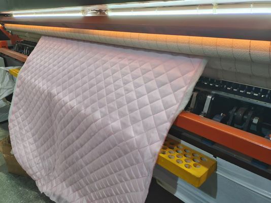 Équipement de couette à aiguilles multiples de 128 pouces pour les produits de literie à une vitesse de 1400 tr / min