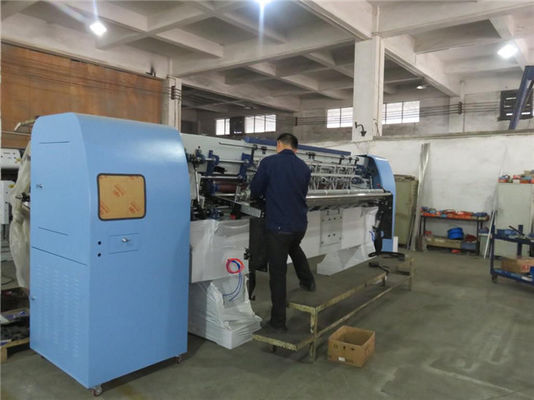 Matelas de mousse d'ordinateur faisant la machine avec des commandes de moteurs servo