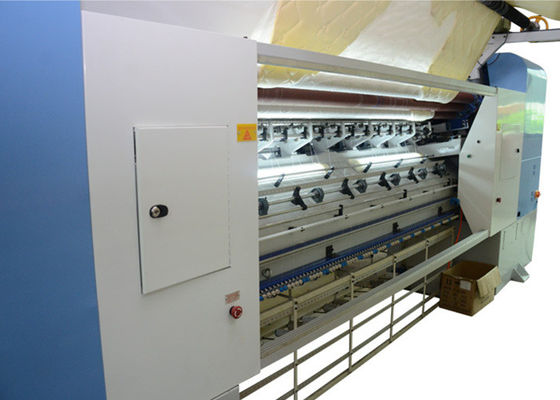 Matelas de mousse d'ordinateur faisant la machine avec des commandes de moteurs servo